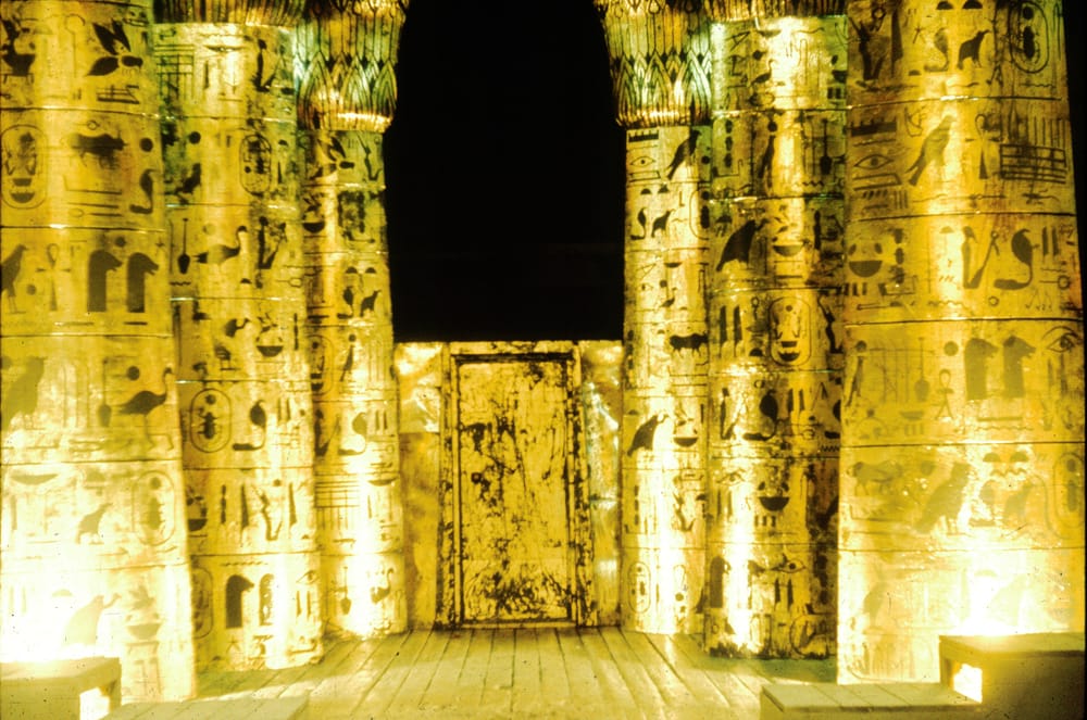 Сцены из спектакля «Собачье сердце», Пьеса В. Червинского по М. А. Булгакову. 1987г. МТЮЗ. Режиссер Г. Яновская