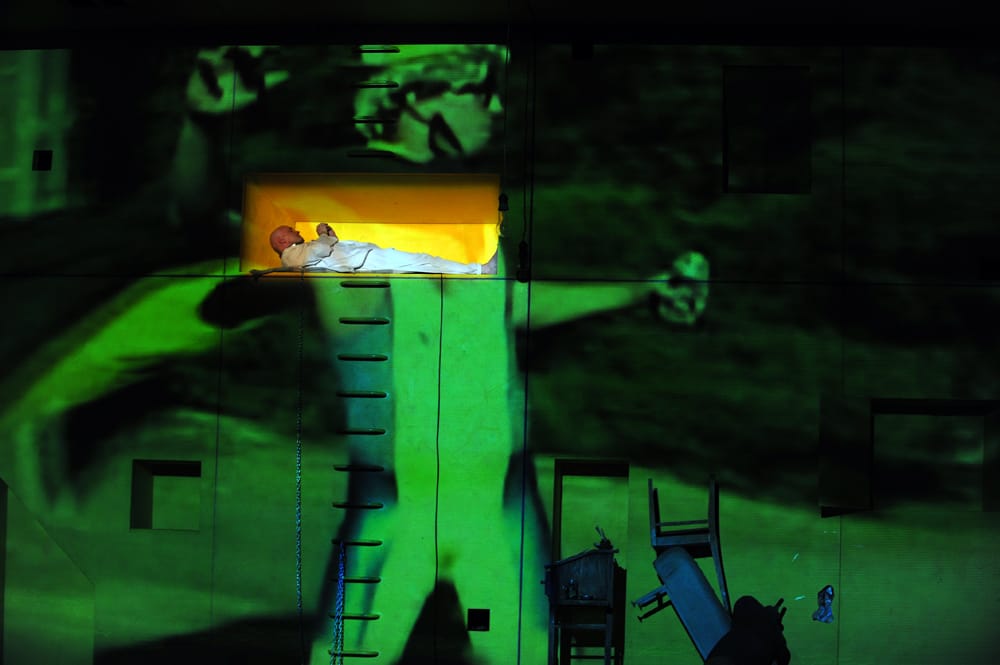 Сцены из спектакля «Записки сумасшедшего», по Н. В. Гоголю. 2010г. МТЮЗ. Режиссер К.Гинкас