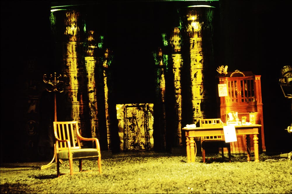 Сцены из спектакля «Собачье сердце», Пьеса В. Червинского по М. А. Булгакову. 1987г. МТЮЗ. Режиссер Г. Яновская