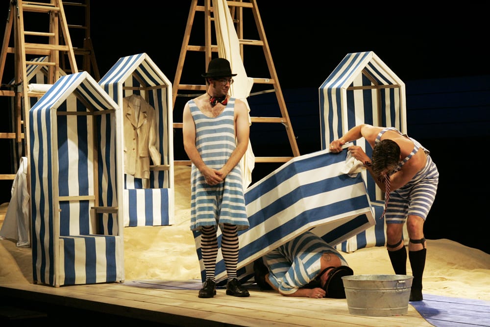 Сцены из спектакля «Дама с собачкой» по А. Чехову. 2004 г., театр «Гатри Лэб» (Guthrie Lab), Миннеаполис. Режиссер К. Гинкас. Trey Burvant, Robert Olinger (господа курортные), Stephen Pelinski (Дмитрий Гуров), Monica West (Анна Сергеевна).