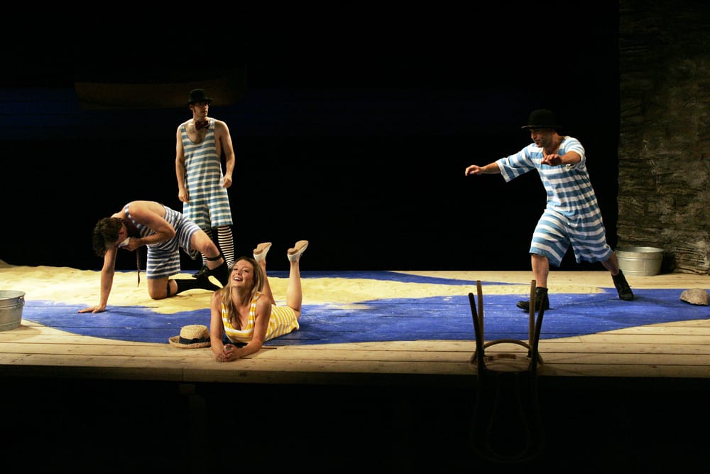 Сцены из спектакля «Дама с собачкой» по А. Чехову. 2004 г., театр «Гатри Лэб» (Guthrie Lab), Миннеаполис. Режиссер К. Гинкас. Trey Burvant, Robert Olinger (господа курортные), Stephen Pelinski (Дмитрий Гуров), Monica West (Анна Сергеевна).