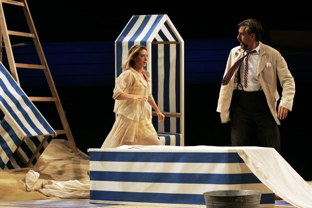 Сцены из спектакля «Дама с собачкой» по А. Чехову. 2004 г., театр «Гатри Лэб» (Guthrie Lab), Миннеаполис. Режиссер К. Гинкас. Trey Burvant, Robert Olinger (господа курортные), Stephen Pelinski (Дмитрий Гуров), Monica West (Анна Сергеевна).