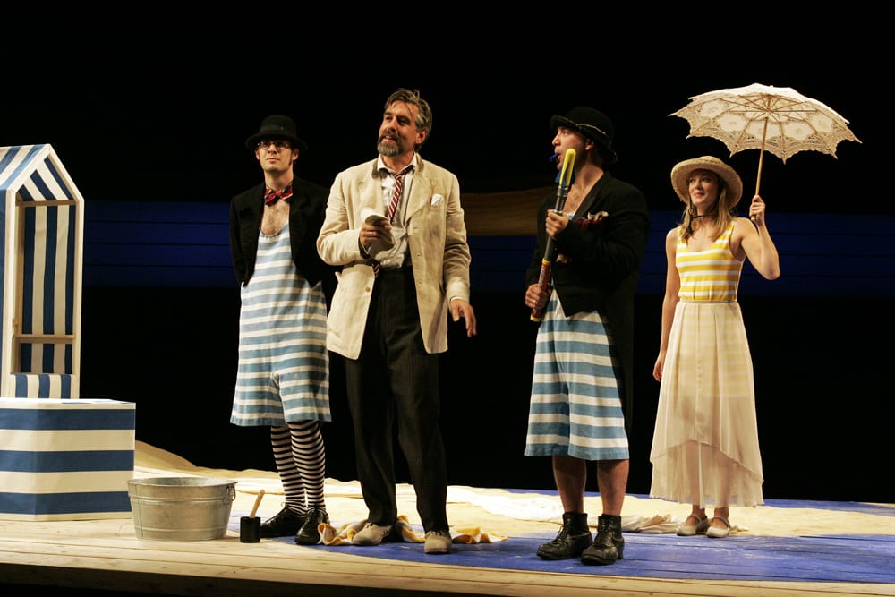 Сцены из спектакля «Дама с собачкой» по А. Чехову. 2004 г., театр «Гатри Лэб» (Guthrie Lab), Миннеаполис. Режиссер К. Гинкас. Trey Burvant, Robert Olinger (господа курортные), Stephen Pelinski (Дмитрий Гуров), Monica West (Анна Сергеевна).