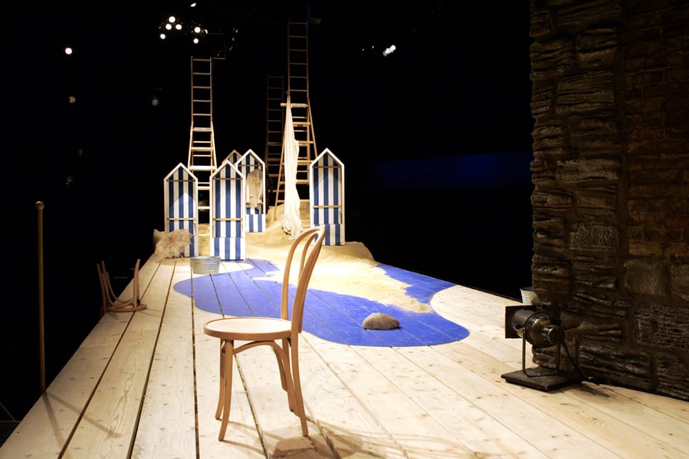 Сцены из спектакля «Дама с собачкой» по А. Чехову. 2004 г., театр «Гатри Лэб» (Guthrie Lab), Миннеаполис. Режиссер К. Гинкас. Trey Burvant, Robert Olinger (господа курортные), Stephen Pelinski (Дмитрий Гуров), Monica West (Анна Сергеевна).