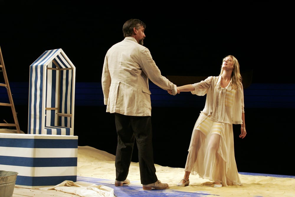 Сцены из спектакля «Дама с собачкой» по А. Чехову. 2004 г., театр «Гатри Лэб» (Guthrie Lab), Миннеаполис. Режиссер К. Гинкас. Trey Burvant, Robert Olinger (господа курортные), Stephen Pelinski (Дмитрий Гуров), Monica West (Анна Сергеевна).