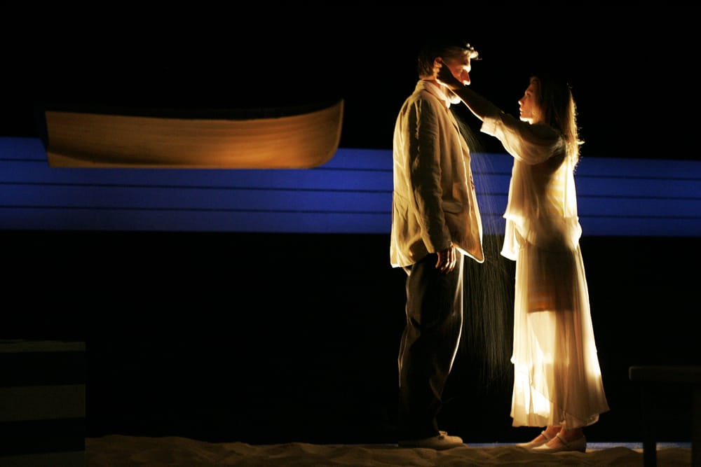 Сцены из спектакля «Дама с собачкой» по А. Чехову. 2004 г., театр «Гатри Лэб» (Guthrie Lab), Миннеаполис. Режиссер К. Гинкас. Trey Burvant, Robert Olinger (господа курортные), Stephen Pelinski (Дмитрий Гуров), Monica West (Анна Сергеевна).