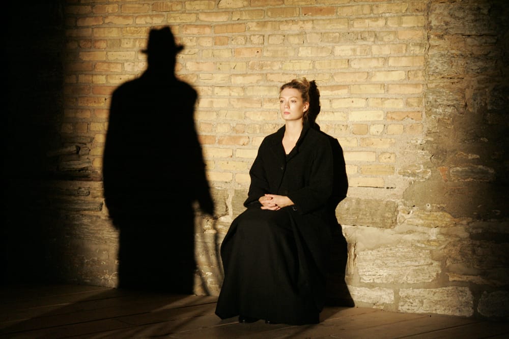 Сцены из спектакля «Дама с собачкой» по А. Чехову. 2004 г., театр «Гатри Лэб» (Guthrie Lab), Миннеаполис. Режиссер К. Гинкас. Trey Burvant, Robert Olinger (господа курортные), Stephen Pelinski (Дмитрий Гуров), Monica West (Анна Сергеевна).