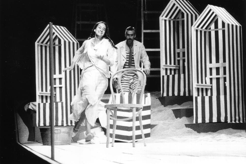 Сцены из спектакля «Дама с собачкой» по А. Чехову. 2004 г., театр «Гатри Лэб» (Guthrie Lab), Миннеаполис. Режиссер К. Гинкас. Trey Burvant, Robert Olinger (господа курортные), Stephen Pelinski (Дмитрий Гуров), Monica West (Анна Сергеевна).