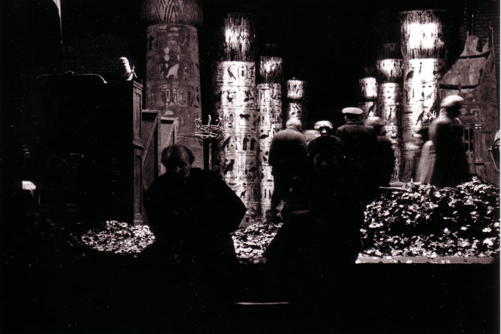 Сцены из спектакля «Собачье сердце», Пьеса В. Червинского по М. А. Булгакову. 1987г. МТЮЗ. Режиссер Г. Яновская