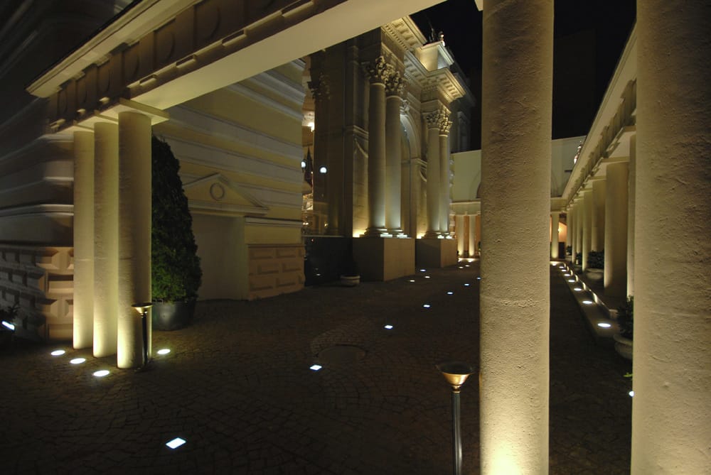 2005-2008гг. Ресторан «1812 год» («Дом Карло»), Москва, Садовокудринская, д.6 стр.1 Внутренний дворик. Фото: А. Белов.