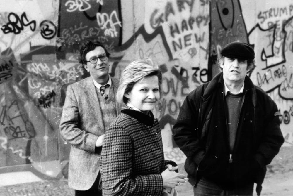 Западный Берлин, у Стены, 1988, Е.Ракитина, С.Б., Д.Боровский.