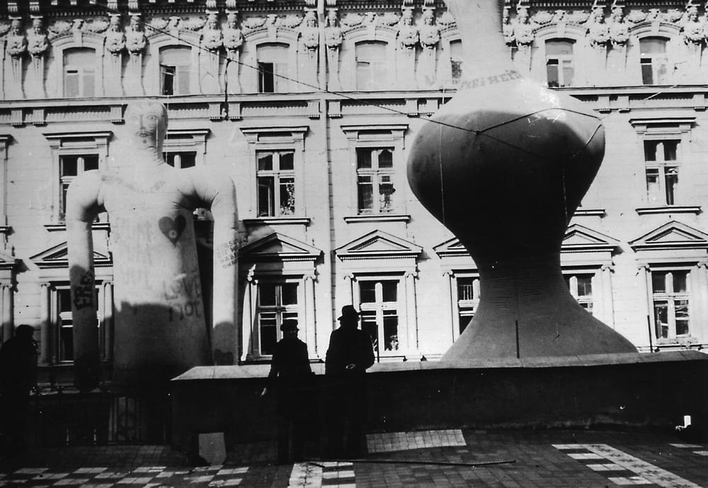 Фотографии пробной попытки надуть резиновые фигуры на Петровских линиях в Москве. 1973 г.