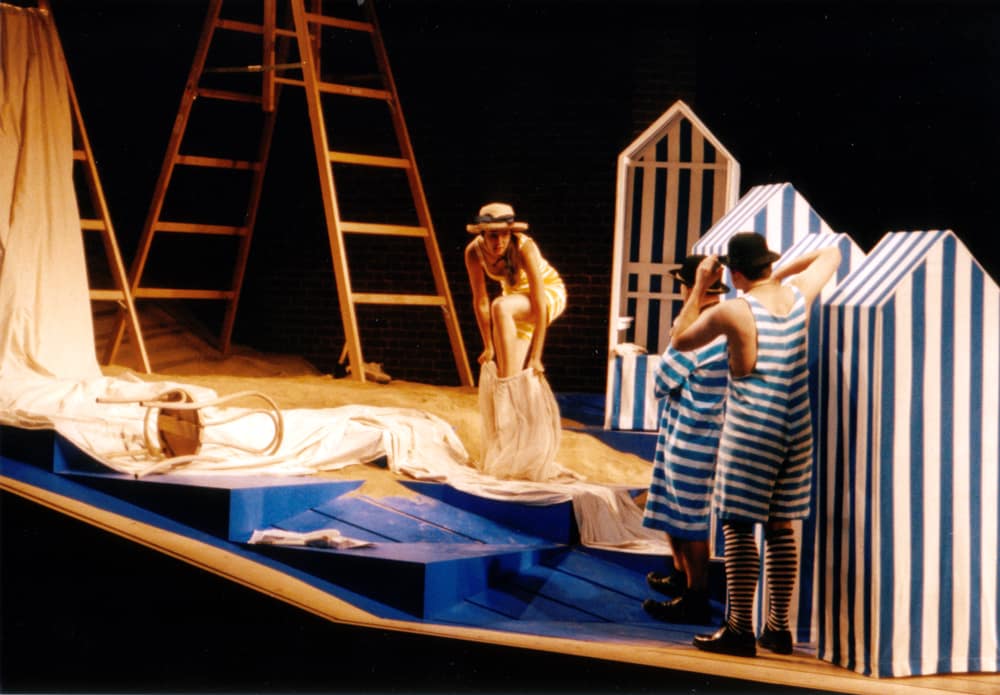 Сцены из спектакля «Дама с собачкой» по А. Чехову. 2004 г., театр «Гатри Лэб» (Guthrie Lab), Миннеаполис. Режиссер К. Гинкас. Trey Burvant, Robert Olinger (господа курортные), Stephen Pelinski (Дмитрий Гуров), Monica West (Анна Сергеевна).