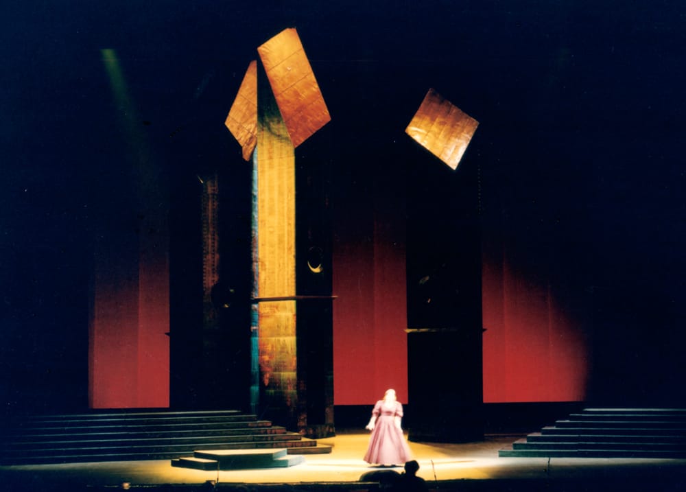 1999г. Макет к опере Дж.Пуччини «Норма». Режиссер А.Масленников. Дирижер А.Чистяков. Любимый Беллини. Было всего два, но замечательных спектакля. Использовал медные вертикальные башни из «Франчески». Они стояли где-то посередине сцены, как дольмены и менгиры кельтов. Самая красивая декорация и замечательно спетая опера.