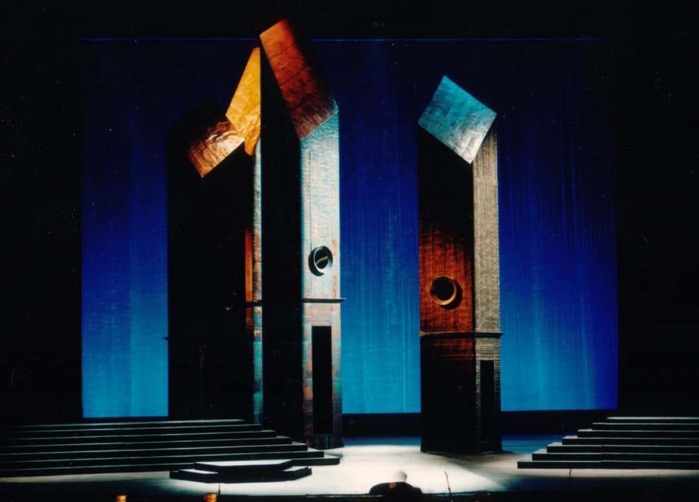 1999г. Макет к опере Дж. Пуччини «Норма». Режиссер А.Масленников. Дирижер А.Чистяков. Любимый Беллини. Было всего два, но замечательных спектакля. Использовал медные вертикальные башни из «Франчески». Они стояли где-то посередине сцены, как дольмены и менгиры кельтов. Самая красивая декорация и замечательно спетая опера.