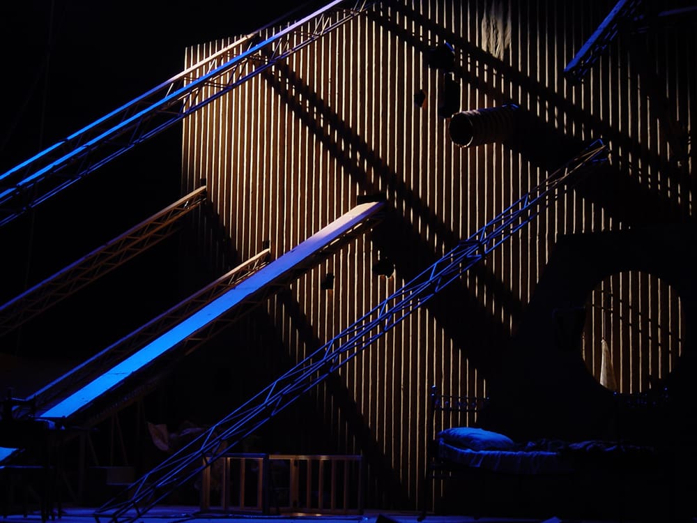 Сцены из спектакля «Вкус меда», Ш.Дилени. 2003г. МТЮЗ. Режиссер Г.Яновская