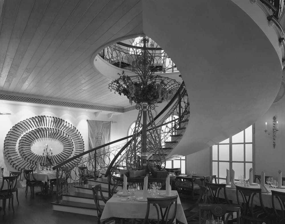 2005-2008гг. Ресторан «1812 год», («Дом Карло»), Москва, Садовокудринская, д.6 стр.1. Зал ресторана с винтовой лестницей. Фото: Ю.Пальмин.