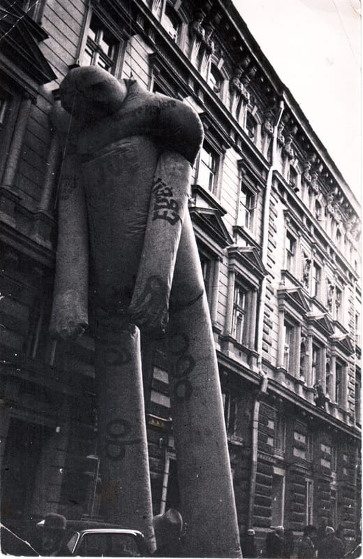 Фотографии пробной попытки надуть резиновые фигуры на Петровских линиях в Москве. 1973 г.