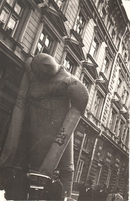 Фотографии пробной попытки надуть резиновые фигуры на Петровских линиях в Москве. 1973 г.