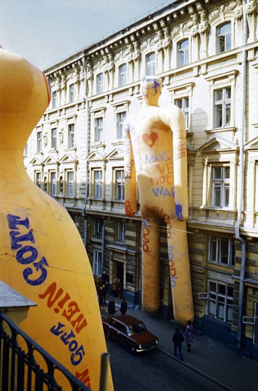 Фотографии пробной попытки надуть резиновые фигуры на Петровских линиях в Москве. 1973 г.