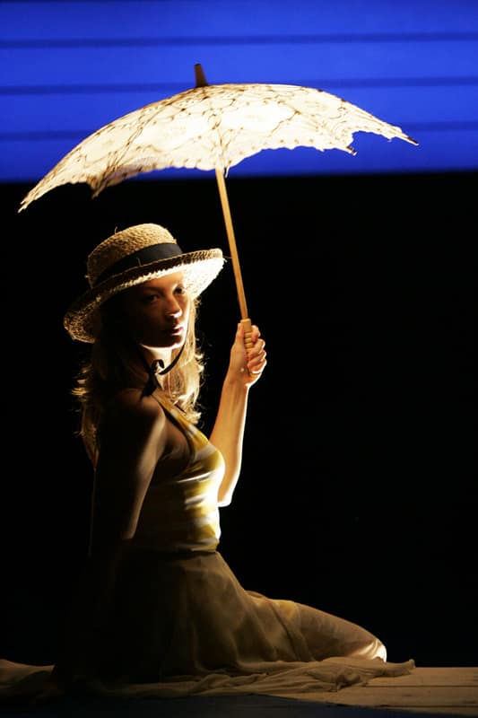 Сцены из спектакля «Дама с собачкой» по А. Чехову. 2004 г., театр «Гатри Лэб» (Guthrie Lab), Миннеаполис. Режиссер К. Гинкас. Trey Burvant, Robert Olinger (господа курортные), Stephen Pelinski (Дмитрий Гуров), Monica West (Анна Сергеевна).