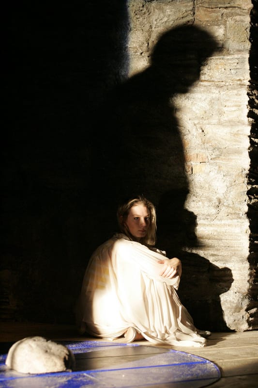 Сцены из спектакля «Дама с собачкой» по А. Чехову. 2004 г., театр «Гатри Лэб» (Guthrie Lab), Миннеаполис. Режиссер К. Гинкас. Trey Burvant, Robert Olinger (господа курортные), Stephen Pelinski (Дмитрий Гуров), Monica West (Анна Сергеевна).