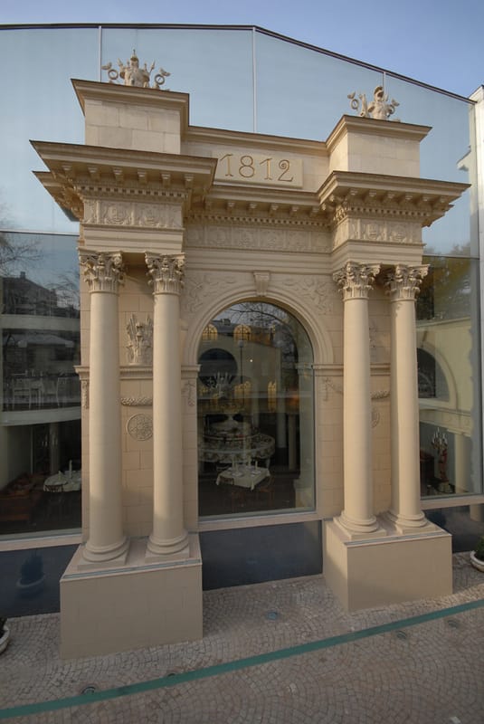 2005-2008гг. Ресторан «1812 год» («Дом Карло»), Москва, Садовокудринская, д.6 стр.1 Триумфальная арка днем. Фото: А.Белов.