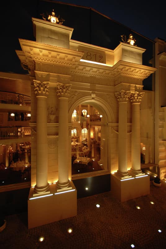 2005-2008гг. Ресторан «1812 год» («Дом Карло»), Москва, Садовокудринская, д.6 стр.1 Триумфальная арка ночью. Фото А.Белов.