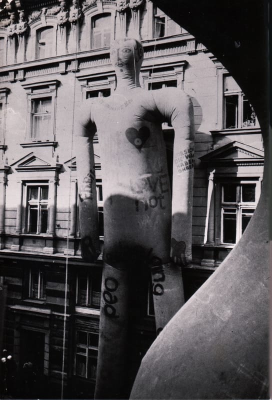 Фотографии пробной попытки надуть резиновые фигуры на Петровских линиях в Москве. 1973 г.