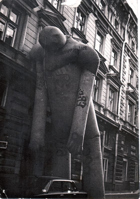 Фотографии пробной попытки надуть резиновые фигуры на Петровских линиях в Москве. 1973 г.