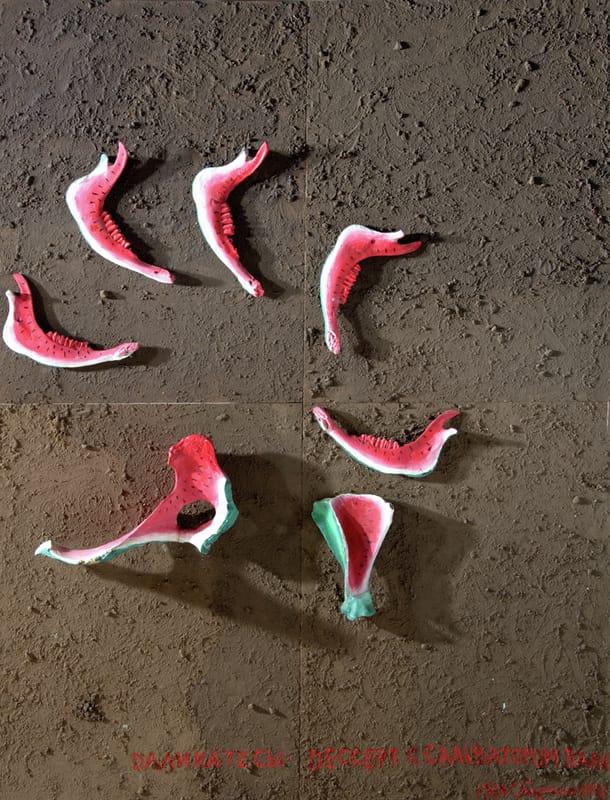 ДЕСЕРТ С САЛЬВАТОРОМ ДАЛИ. 1990г. Дерево, 78 десертных ложек земля Фигуэроса (годы Дали в тот момент), коровьи кости, акрил, клей ПВА. 200х140. Четырех частная.