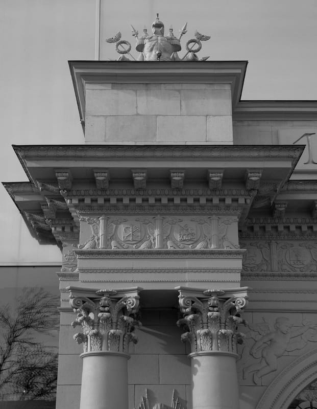 2005-2008гг. Ресторан «1812 год», («Дом Карло»), Москва, Садовокудринская, д.6 стр.1 Антаблимент и капителии триумфальной арки. Фото: А.Белов.