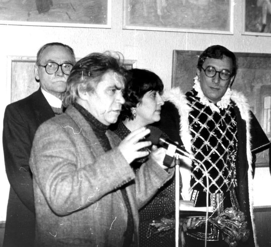 Открытие выставки С.Б., 1978г. Выступление А.Гельмана, сзади А.Васильев, А.Оганесян, СБ.