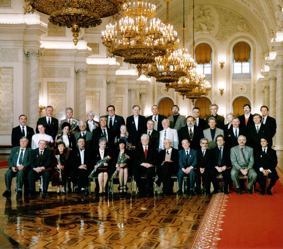 Награждение Государственной премией Российской Федерации. 1993г. (С.Б. стоит в верхнем ряду, в центре).